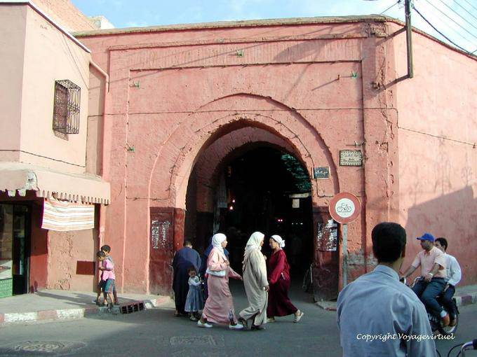 Die Eingangstür in einem überdachten Souk, Mellah, Marrakesch - Marokko