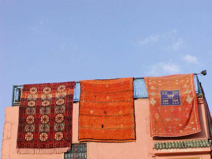 Teppich-Präsentationen am Himmel Hintergrund, Jemaa el Fna, Marrakesch - Marokko