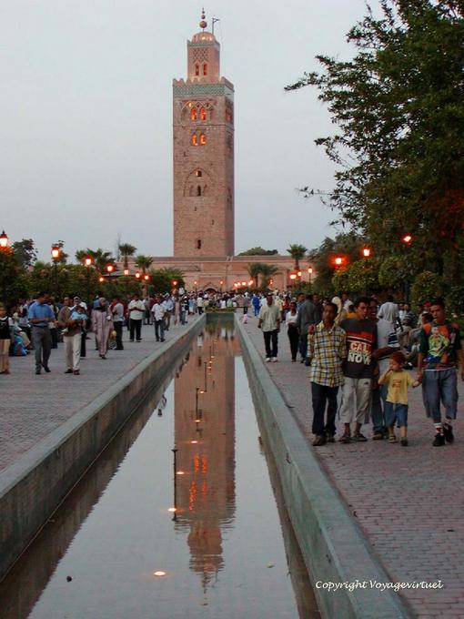 Reflexion der beleuchteten Minarett in einem Teich im Garten der Koutoubia, Marrakesch - Marokko