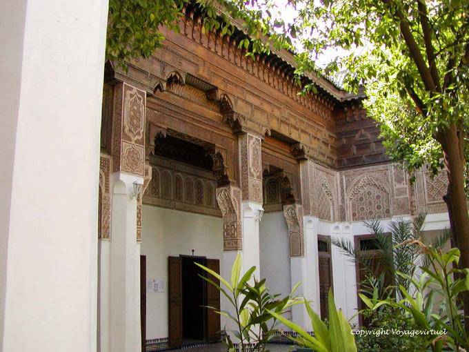 Spalten und Zedernbalken Unterstützung der Galerie Petit Riad Bahia Palast, Marrakesch - Marokko
