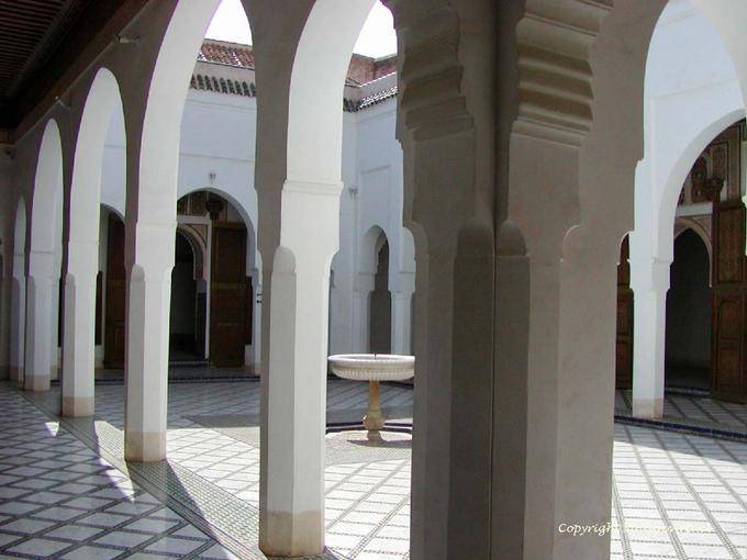 Kleine mit Marmor gepflastert und zelliges Court mit einem Brunnen, Bahia Palast, Marrakesch - Marokko