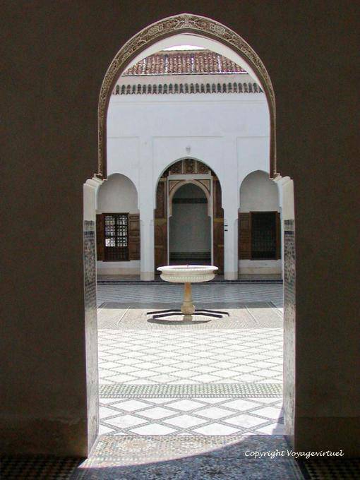 Brunnen in der Mitte des kleinen Innenhof, Bahia Palast, Marrakesch - Marokko