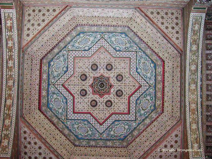 Oriental Architektur und bemalten Decke, Bahia Palast, Marrakesch - Marokko