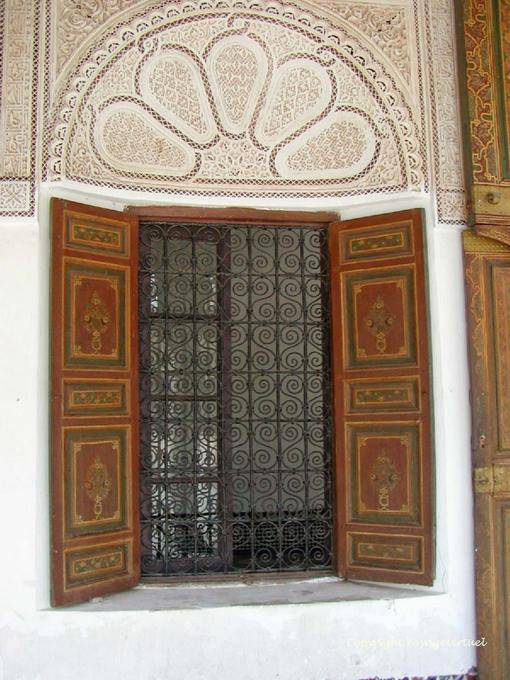 Bemalten Fensterläden und Außendekoration, Empfangsraum, Bahia Palast, Marrakesch - Marokko