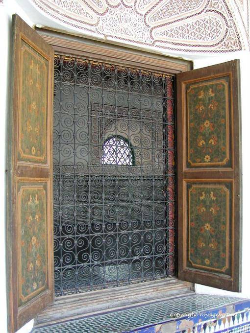 Fenster Schmiedearbeiten der Halle der Petit Riad Bahia Palast, Marrakesch - Marokko