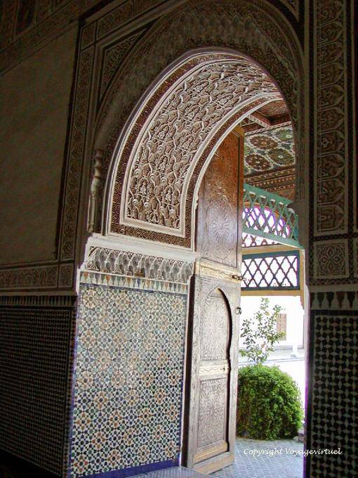 Mit Stuck und zelliges, Durchgang der Bahia Palast, Marrakesch dekoriert - Marokko