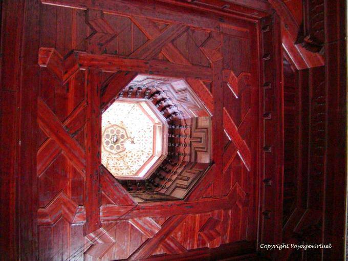 Dome in der Mitte eines roten Zeder Decke, Bahia Palast, Marrakesch - Marokko