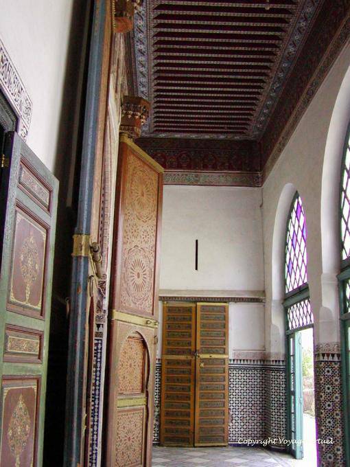 Decke und Türen aus einer Galerie von privaten Pavillon, Bahia Palast, Marrakesch - Marokko