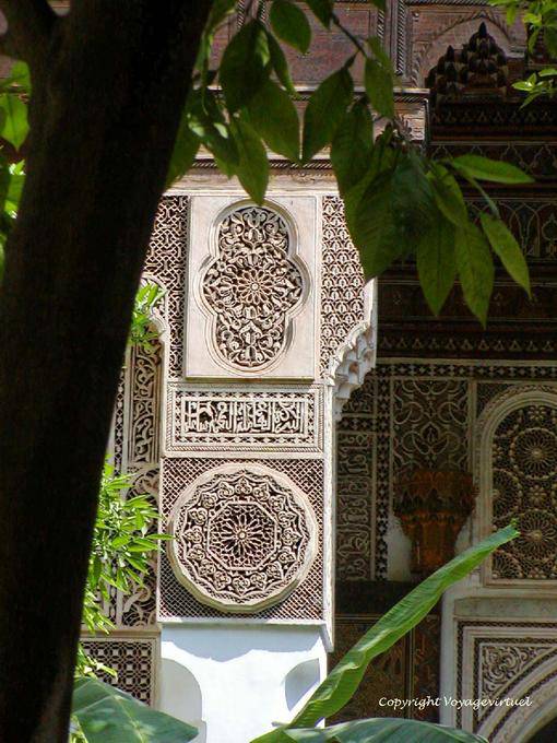 Hohe Säule mit Stuck Petit Riad Bahia Palast, Marrakesch dekoriert - Marokko