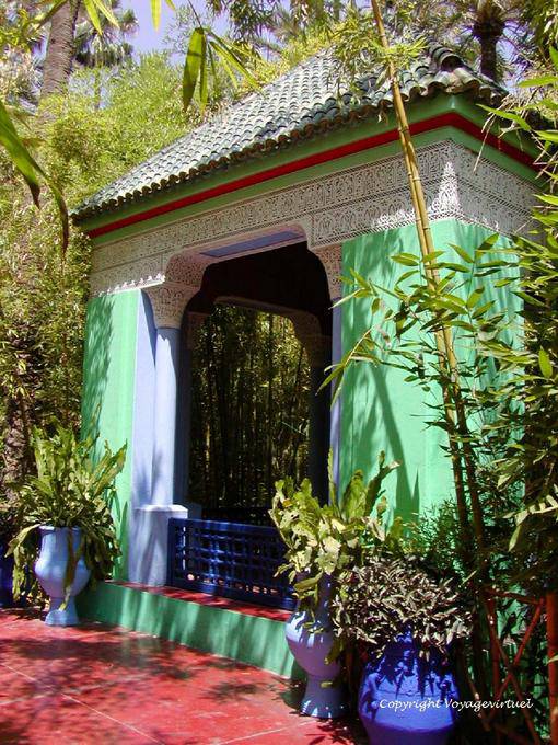 Kiosk geschnitzt Gips unter dem Bambus, Jardin Majorelle, Marrakesch - Marokko