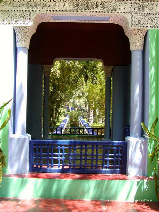 Perspektive der Bewässerungskanal durch den Kiosk, Jardin Majorelle, Marrakesch - Marokko