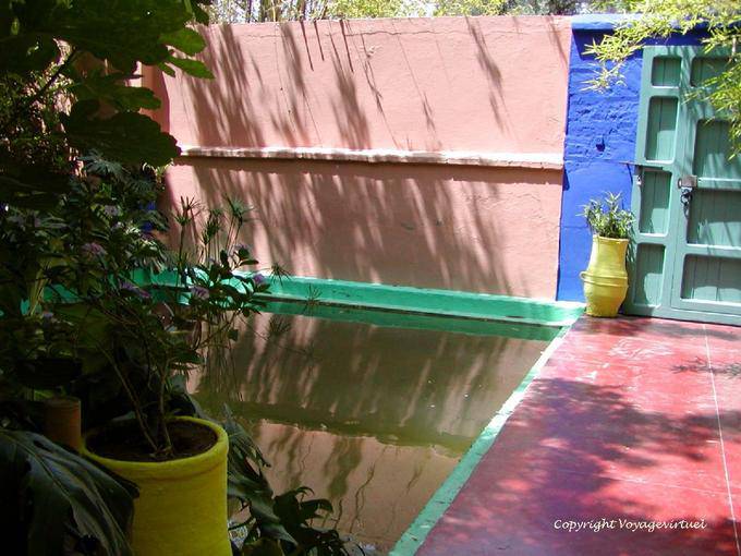 Bunte Harmonie zwischen Tür und Waschbecken, Majorelle Garten, Marrakesch - Marokko