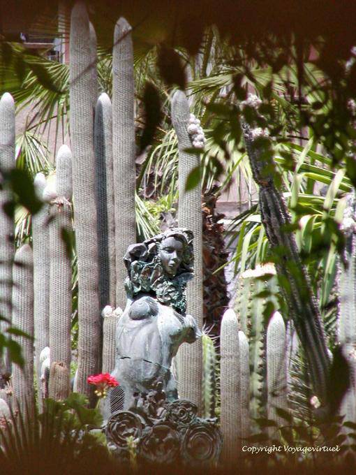 Statue in der Mitte des Kaktus, Jardin Majorelle, Marrakesch - Marokko