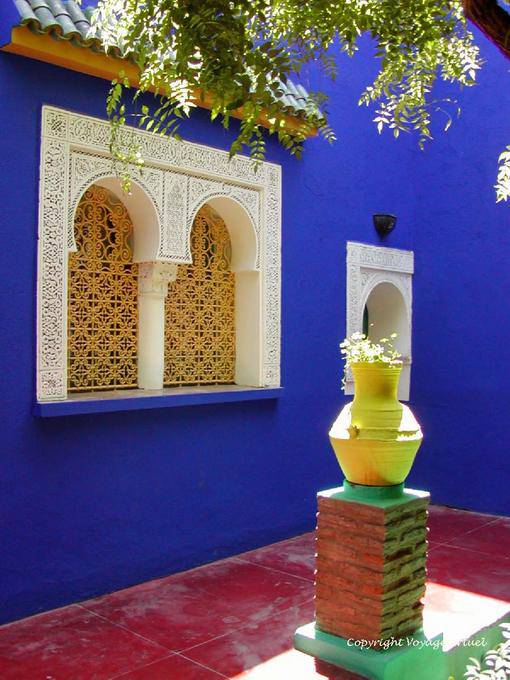 Arabisch-andalusische Fenster und Harmonie der Farben, Jardin Majorelle, Marrakesch - Marokko