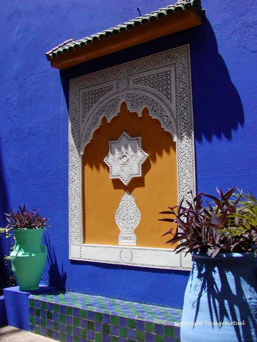 Stuck zwischen Licht und Schatten, Berber Museum Jardin Majorelle, Marrakesch verfeinert - Marokko