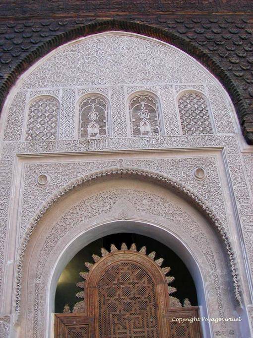 Der obere Teil der Haustür geht auf den Innenhof, der Medersa Ben Youssef, Marrakesch - Marokko