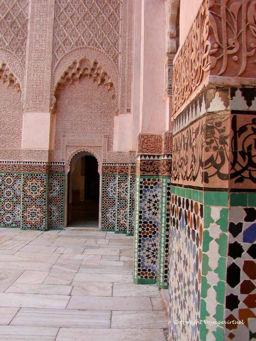 Mauern und zeliges muqarnas Kuppel, Hof der Madrasa Ben Youssef, Marrakesch - Marokko