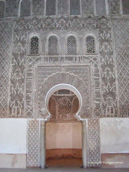 Im Gebetsraum mit Blick auf den Mihrab, der Medersa Ben Youssef, Marrakesch - Marokko