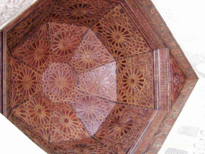 Holzkuppeldecke der Nabe, Gebetsraum, der Medersa Ben Youssef, Marrakesch - Marokko