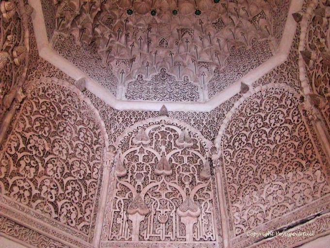 Wände und Gips muqarnas Kuppel des Mihrab, der Medersa Ben Youssef, Marrakesch - Marokko