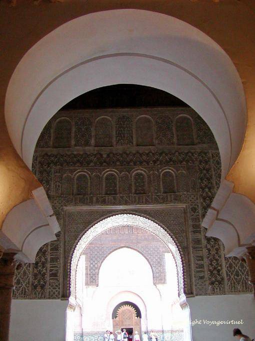 Seit dem Gebetsraum, Achse zum Hof ​​und Eingang, der Medersa Ben Youssef, Marrakesch - Marokko