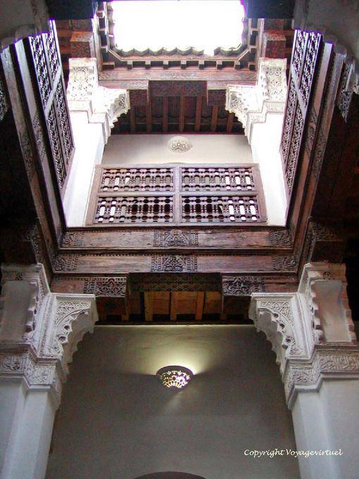 Säulen, die eine der sieben Innenhöfe, der Medersa Ben Youssef, Marrakesch - Marokko