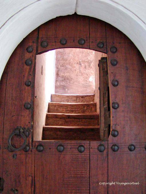 Öffnung in einer Holztür und die Treppe, der Medersa Ben Youssef, Marrakesch - Marokko