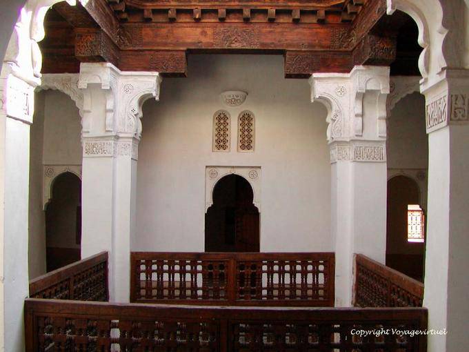 Patio mit Holzgeländer ausgekleidet gedreht, der Medersa Ben Youssef, Marrakesch - Marokko