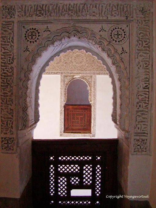 Öffnungen umgeben Registrierungen und Gips Motiven, Madrasa Ben Youssef, Marrakesch - Marokko
