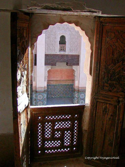 Blick auf den Innenhof vom Fenster aus einem Schlafzimmer, Madrasa Ben Youssef, Marrakesch - Marokko