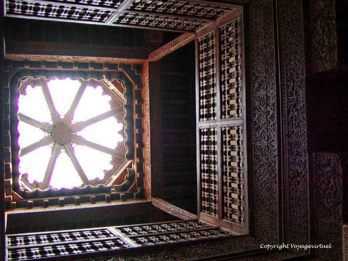Oberlichter und geschnitzten Holzrampen, Madrasa Ben Youssef, Marrakesch - Marokko