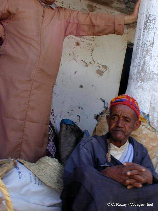 Essaouira, nachdenklicher Mann in Berber-Markt - Marokko