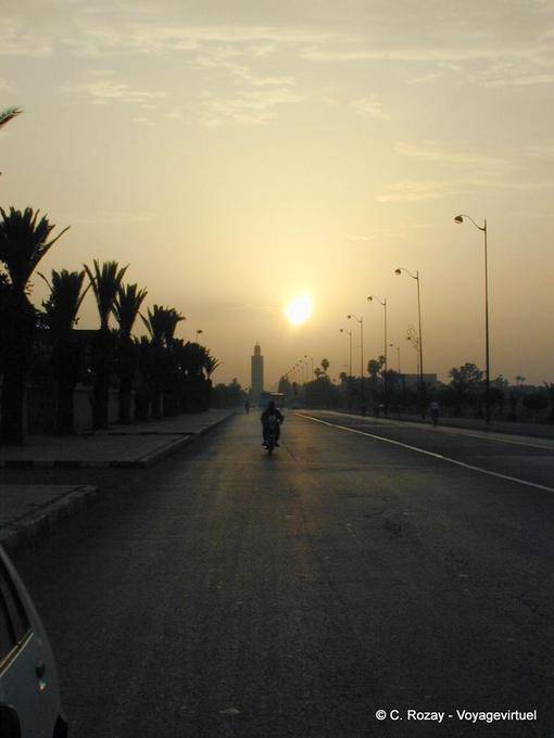 Marrakesch, fünf Uhr morgens, Sonnenaufgang auf der Straße zum Flughafen - Marokko