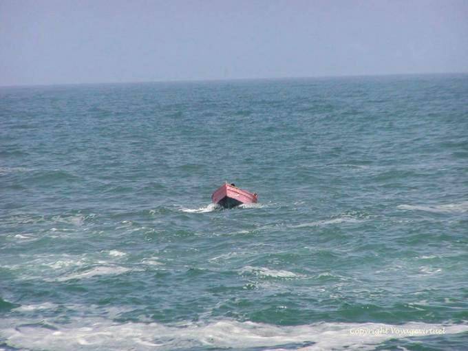 Fischerboot löste sich in den Wellen des Ozeans, Oualidia - Marokko