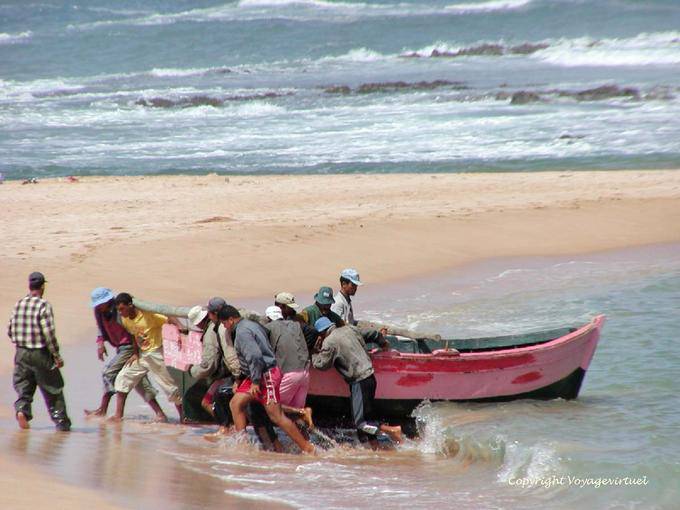 Gemeinsame Anstrengungen der Fischer, um das Boot auf dem Sand, Oualidia bringen - Marokko