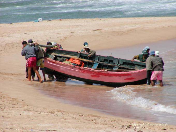 Zwölf Männer aus dem Boot Wasser, Oualidia - Marokko