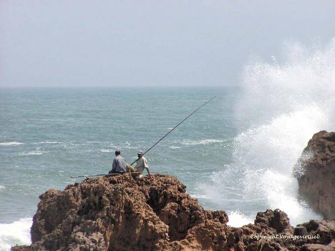 Schaum und Angler auf den Felsen des Passes, Oualidia - Marokko