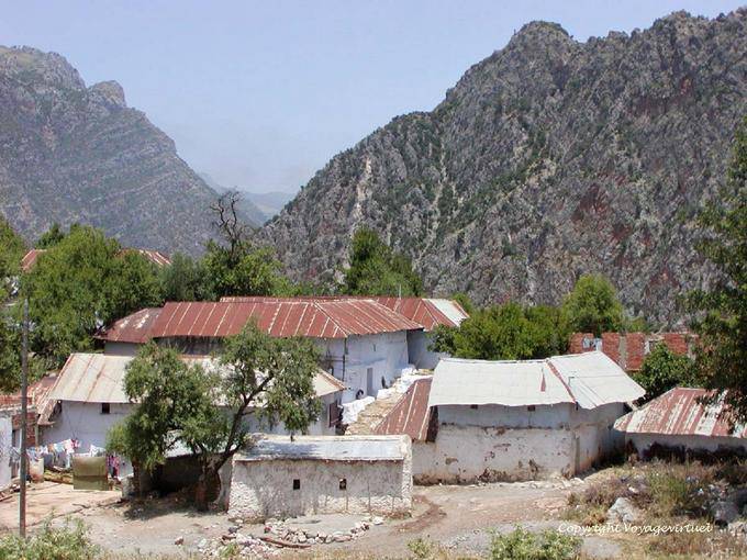 Ein Blechdach Gebäude zum Eingang der Schlucht des Oued Lau, Rif - Marokko