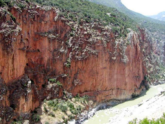 Klippen von den Schluchten des Oued Lau - Marokko