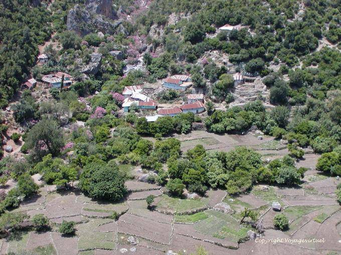 Traditionelles Dorfkultur in Richtung des Oued Lau Tal - Marokko