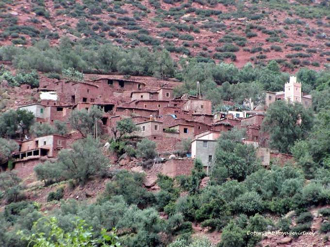 Häuser und Grundstücke sind eins, Berberdorf im Ourikatal - Marokko