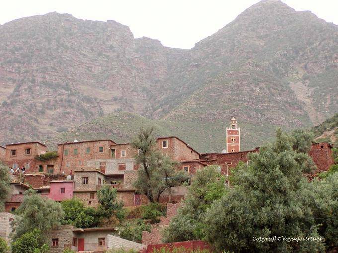 Berberdorf klammerte sich an den Berg, Ourika-Tal - Marokko