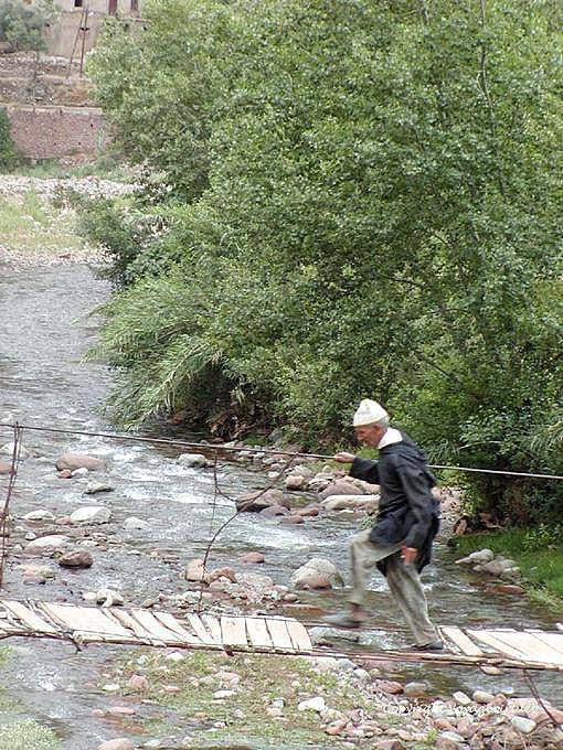 Die gefährliche Überquerung eine schäbige Affenbrücke, Ourika-Tal - Marokko