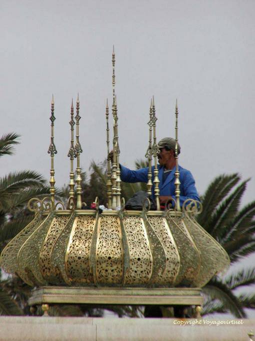 Worker Messing Reiniger auf der Esplanade, Mohamed V Mausoleum Rabat - Marokko