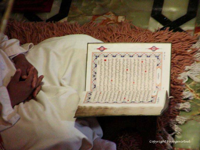 Das Lesen des Koran, Mohammed V Mausoleum, Rabat - Marokko