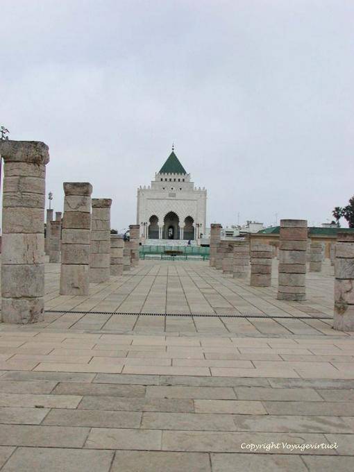 Zwischen den Säulen, Perspektive auf das Mausoleum von dem Vater der Unabhängigkeit, Mohammed V in Rabat - Marokko