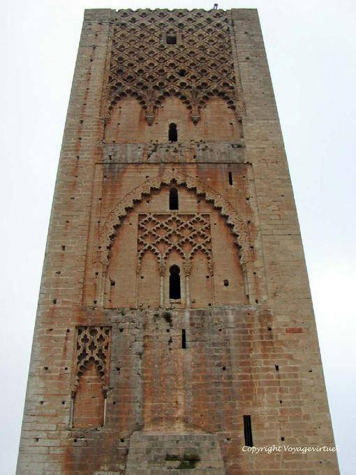 Unterschiedliche Verzierung der einen Seite der Minarett der unvollendeten Moschee XIIᵉ Jahrhundert Hassan-Turm, Rabat - Marokko