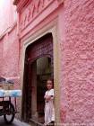 Das kleine Mädchen in rosa, der die Zunge zieht, Marrakesch, Marokko.