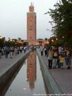 Reflexion der beleuchteten Minarett in einem Teich im Garten der Koutoubia, Marrakesch, Marokko.