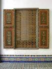 Bemalten Fensterläden und Kunstschmiedearbeiten Kunst, Bahia Palast, Marrakesch, Marokko.